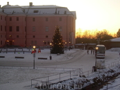 Упсала. Город студентов. Древняя столица Швеции.
Это университет. Видно много мусора. 1 января 2009 г. часов 7 утра. Службы во всю наводят порядок :)