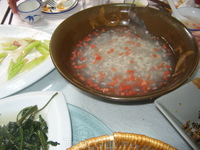 Вегетарианский обед в монастыре. Под конец принесли то ли суп, то ли компот. Рисовая похлебка с арбузом, на вкус - как кисель из брикетов. Оказалось, это бражка, потом из нее водку рисовую делают.