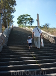 Вершина лестницы на гору Митридат.Осталось четвертая часть пути, на удивление сынулька преодолел всю лестницу сам!