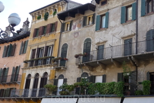 Верона. Дом Маццанти с полуистершимися фресками  на  фасаде.