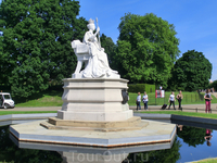 Прямо перед Дворцом расположилась статуя королевы Виктории, сделанная одной из ее дочерей Луизой. Девушку отмечали как прекрасного художника, поэтому достоверности ...