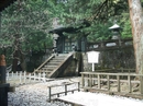 Довольно скромная гробница самого Иэясу Токугава находится выше храма Тосёгу в тихом, уединенном месте