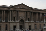 Коллонада Перро - составляющая восточного крыла Лувра. Этот фасад был создан в 1668г., а спроектировал его Клод Перро, брат сказочника Шарля.))