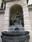 В нише садовой стены дворца  Клам-Галласов  находится скульптура-фонтан в виде нимфы, льющей воду из кувшина, названный «Терезка». Считается, что фонтан представляет аллегорию реки Влтавы. Про нее тож