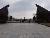 Советский мемориал расположен в середине Трептов Парка и был построен в 1946-48гг Здесь захоронено более 5000 советских солдат,которые погибли при взятии ...