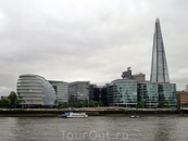 Вид на противоположный берег. Крайнее левое здание - лондонская мэрия, London City Hall.