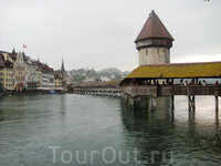 Первый город в Швейцарии по нашему маршруту - Люцерн. И сразу же визитная карточка Люцерна - крытый мост, называется Часовенным, или Капелльбрюкке,  воздвигнутый ...