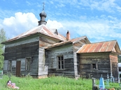 Рядом с ней расположена действующая Церковь Илии Пророка, возведенная в 1864 году