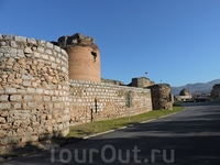 Крепостные стены, ворота и башни города Изник.