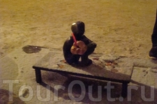 Крошечный мальчик, сидящий на постаменте, обняв руками колени (&quotМальчик, смотрящий на луну&quot) – это самая маленькая скульптура в мире. Стокгольм.