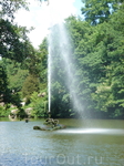фонтан Змея, действует по принципу сообщающихся сосудов - вода поступает из верхнего озера