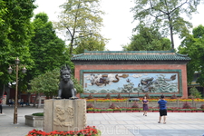 В 30 километрах от Гуаньчжоу, в городе Фошань находится Храм предков. Каждое утро, в 11 часов, перед ним двое танцоров изображают льва. Акробаты, разноцветные ...