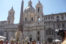 Рим.  Церковь Santa Agnese in Agone на  Piazza  Navona в  стиле  барокко была  построена  на  месте,где ,по преданию, девственная  Аньезе,приговоренная и обнаженная перед  казнью,была прикрыта  длинны