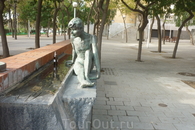 скульптура на набережной в Олимпийской деревне\