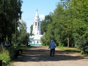 Впереди - Покровская церковь