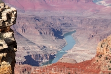 Каньон прорезан рекой Колорадо в толще известняков, сланцев и песчаников.