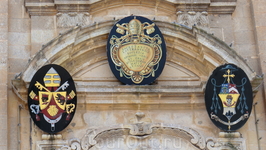 Гербы над входом в церковь