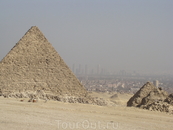 Еги́петские пирами́ды — величайшие архитектурные памятники Древнего Египта, среди которых одно из «семи чудес света» — пирамида Хеопса. Пирамиды представляют ...