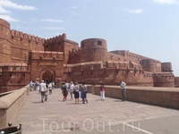 Красный форт в Агре. Здесь был заточен махараджа, построивший Тадж-Махал.