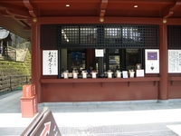 В храмах Японии можно купить талисманы, предсказания и прочие полезные вещи на все случаи жизни.
