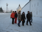 У входа в Спасо-Прилуцкий Дмитриев мужской монастырь.
