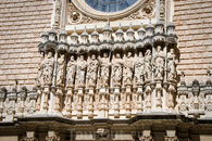 На фасаде базилики расположены скульптуры Христа и двенадцати апостолов.