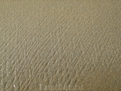Ещё одна загадочная картинка: после отлива волны на песке остаются полоски, причём "сеточкой" - перекрещиваются.