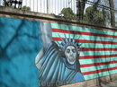 Стена бывшего посольства США.Здесь более 400 дней держали сотрудников посольства в заложниках