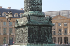 Над Вандомской площадью высится Вандомская колонна, барельеф которой изображает сцены битвы при Аустерлице - он сделан из бронзы расплавленных вражеских ...