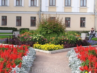 Цветущий дворик перед храмом Цветущий дворик перед храмом