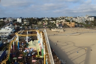 Знаменитый пляж Santa Monica с высоты карусели