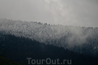 По пути к Плитвицким озёрам. В горах ещё лежит снег. Фото сделано из автобуса.