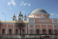Вид на Казанский монастырь со стороны улицы