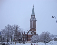центральная церковь Котки (проект Дж.Д.Стенбака) из красного кирпича, в неоготическом стиле, освящена в 1898 г.