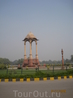 Внутри монумента раньше был памятник королеве Виктории, после освобождения Индии памятник убрали