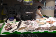 Там же, на Рамбле рыбные ряды рынка Бокерия.