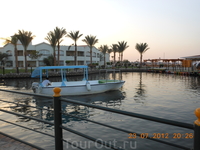 Вот на таких лодочках, которые ходили раз минут в 15 нас и перевозили к морю и обратно. Вечерком бывало и ножками хаживали.