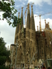 Собор Святого Семейства (Templo de la Sagrada Familia)
Этот храм гл. символ Барселоны, да, и кто о нём не слышал...
Строительство начали в 1882 г. и ...