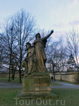 В парке, находящемся рядом с развалинами базилики, стоят четыре скульптурные группы работы Мыслбека, которые до 1948 г. украшали мост Палацкого на Смихове. Скульптуры парные и изображают чешских герое