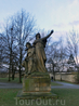 В парке, находящемся рядом с развалинами базилики, стоят четыре скульптурные группы работы Мыслбека, которые до 1948 г. украшали мост Палацкого на Смихове ...