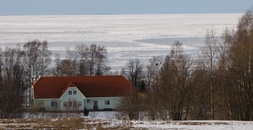 А вот вам, пожалуйста, замерзшее балтийское море, кстати, замерзшее оно только с этой стороны. 
 Ну кто из нас не мечтал о домике на берегу моря?