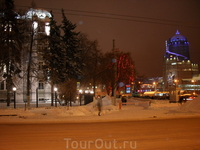 Новогодние вечера на Комсомольской площади, расположенной аккурат перед железнодорожным вокзалом