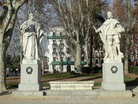 Ну а аллея королей совершенно точно стоит здесь очень давно, радуя глаз белизной мрамора.