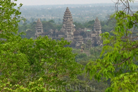 Камбоджа. Вид на Ангкор Ват с  храма Пном Бакенга.