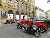 По улочкам Праги можно прокатиться на ретро-автомобиле. Цена не маленькая, услуга не пользуется бешенной популярностью, но поглазеть на автомобили можно ...