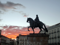 Император Карлос III с высоты постамента наблюдает за бурной жизнью и вместе со мной любуется закатом. Император Карлос III с высоты постамента наблюдает за бурной жизнью и вместе со мной любуется закатом.