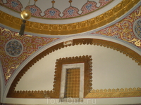 Султанское слуховое окно в диване в Топкапи. В помещении султанского дивана-совета в Топкапи можно посмотреть на слуховое окошко с мелкой решеткой, за которым султаны, оставаясь инкогнито, могли прису