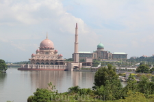 Мечеть Путра. Высота минарета 116 метров. Мечеть окружена исскуственным водоемом. На площади рядом с мечетью продают билеты на  экскурсии по озеру