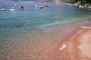пляж рядом со Св. Стефаном. лето 2009
мелкая-мелкая галька, почти песок, около камней много морских ежей