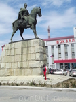 Памятник Махачу Дахадаеву. На привокзальной площади Махачкалы. Город и переименовали в честь него. Ранее он назывался Порт-Петровск.